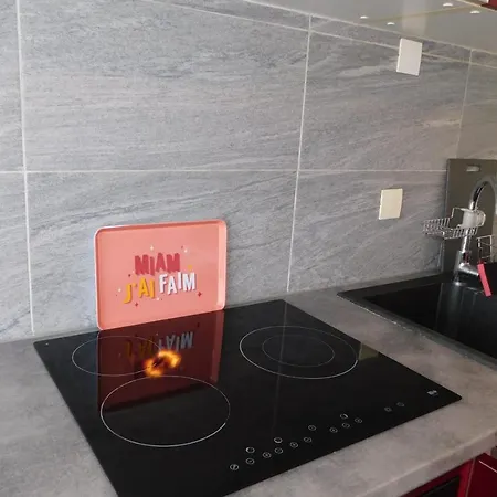Cozy Air-conditioned 1-bedroom In With Pool דירה