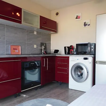 Cozy Air-conditioned 1-bedroom In With Pool דירה